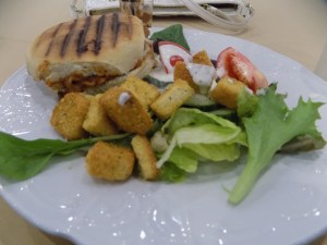 Makan Siang Hari Pertama